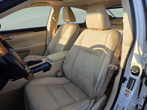 Used 2015 Lexus ES 300h w/ Navigation System Package image 13