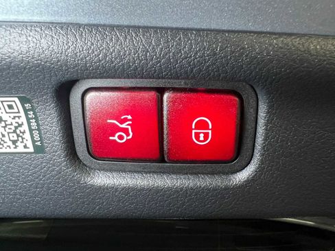 Used 2025 Mercedes-Benz C 300 4MATIC Sedan image 16