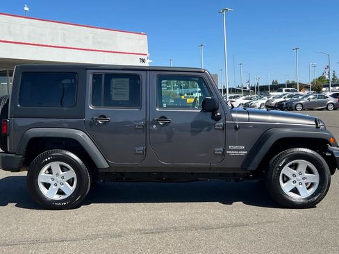 Used 2018 Jeep Wrangler Unlimited Sport S AWD/4WD image 6