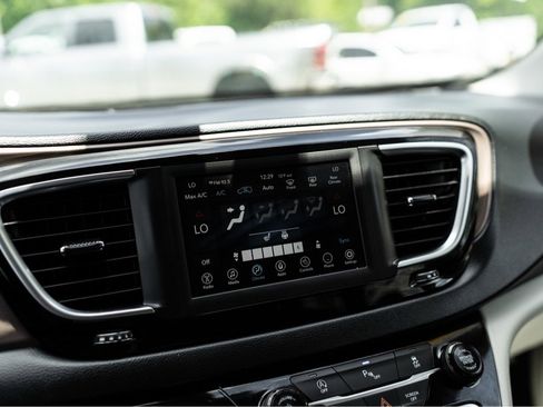 Used 2019 Chrysler Pacifica Touring-L FWD image 15