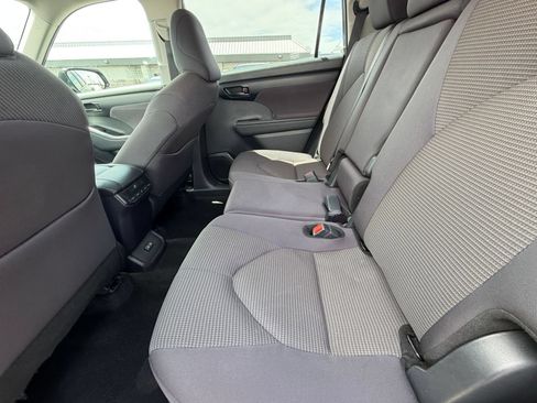 Used 2025 Toyota Highlander LE FWD image 25