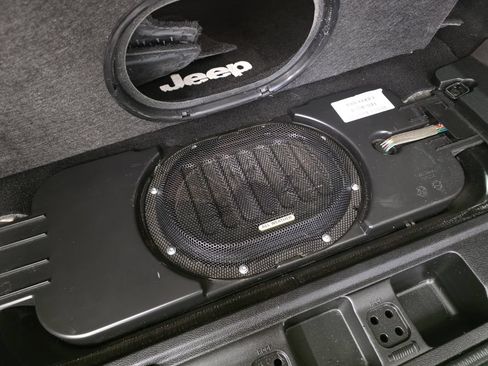Used 2015 Jeep Wrangler Unlimited Sahara w/ Connectivity Group AWD/4WD image 43