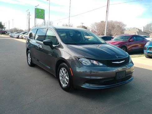 Used 2023 Chrysler Voyager LX image 4