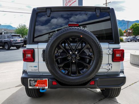Used 2023 Jeep Wrangler Unlimited Sahara AWD/4WD image 7