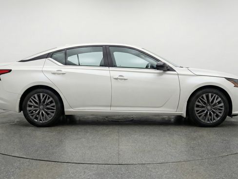 Used 2025 Nissan Altima 2.5 SV FWD image 11