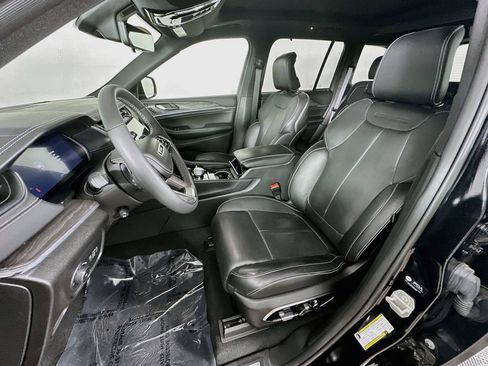 Certified 2023 Jeep Grand Cherokee Overland w/ Luxury Tech Group IV AWD/4WD image 33