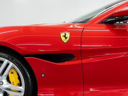 Used 2020 Ferrari Portofino RWD image 22