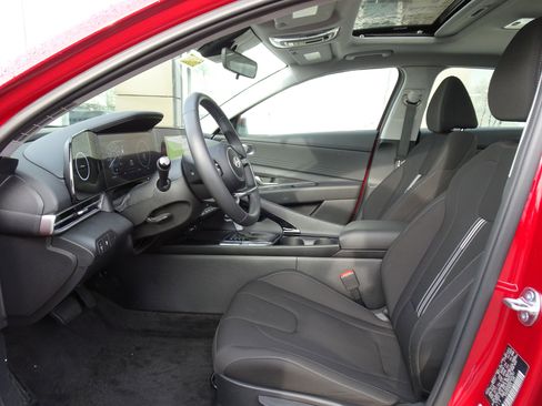 New 2025 Hyundai Elantra SEL image 8