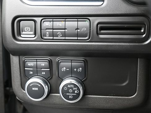 Used 2022 GMC Yukon XL AT4 image 32