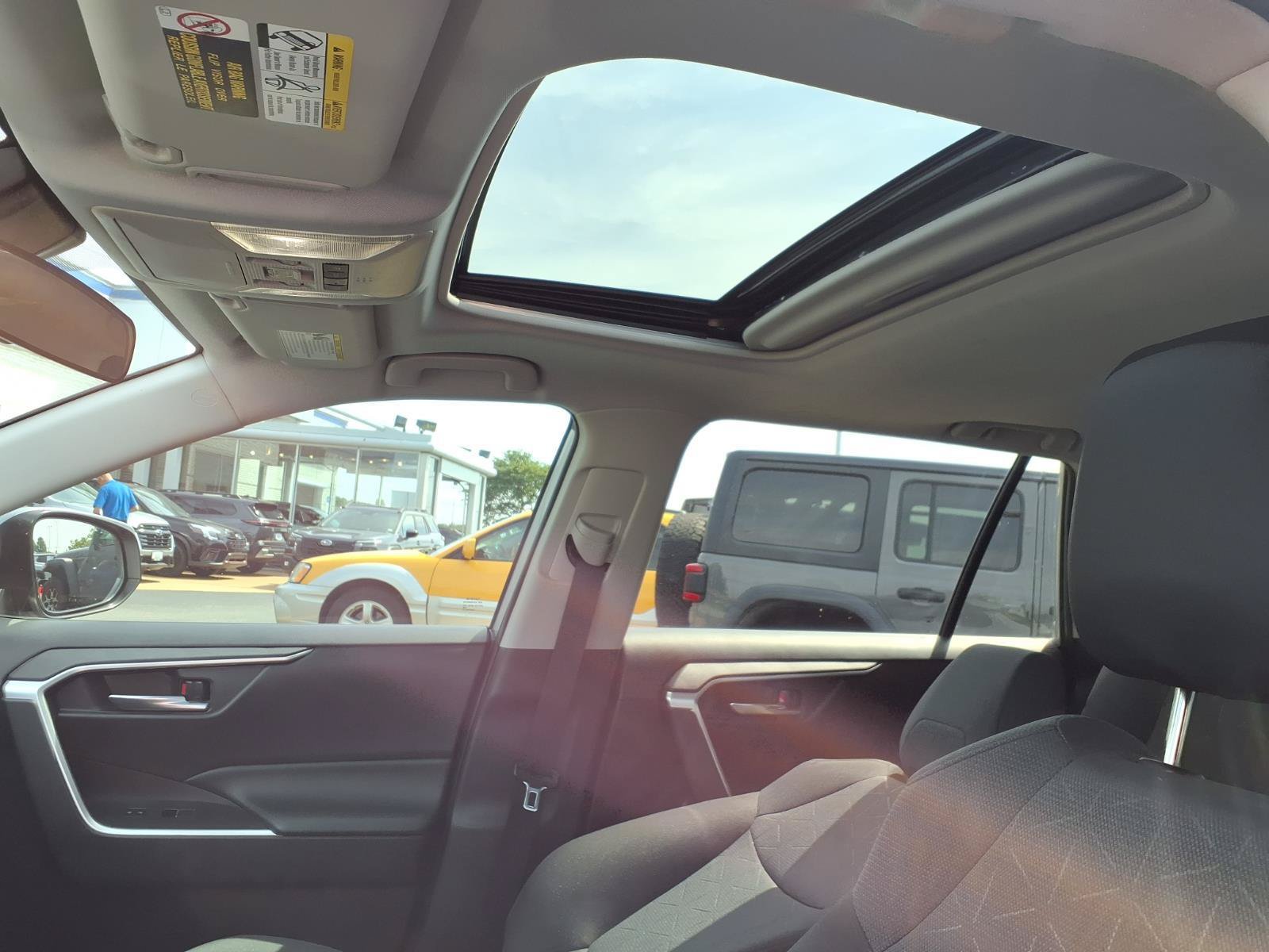 Used 2022 Toyota RAV4 XLE w/ Convenience Package FWD image 17