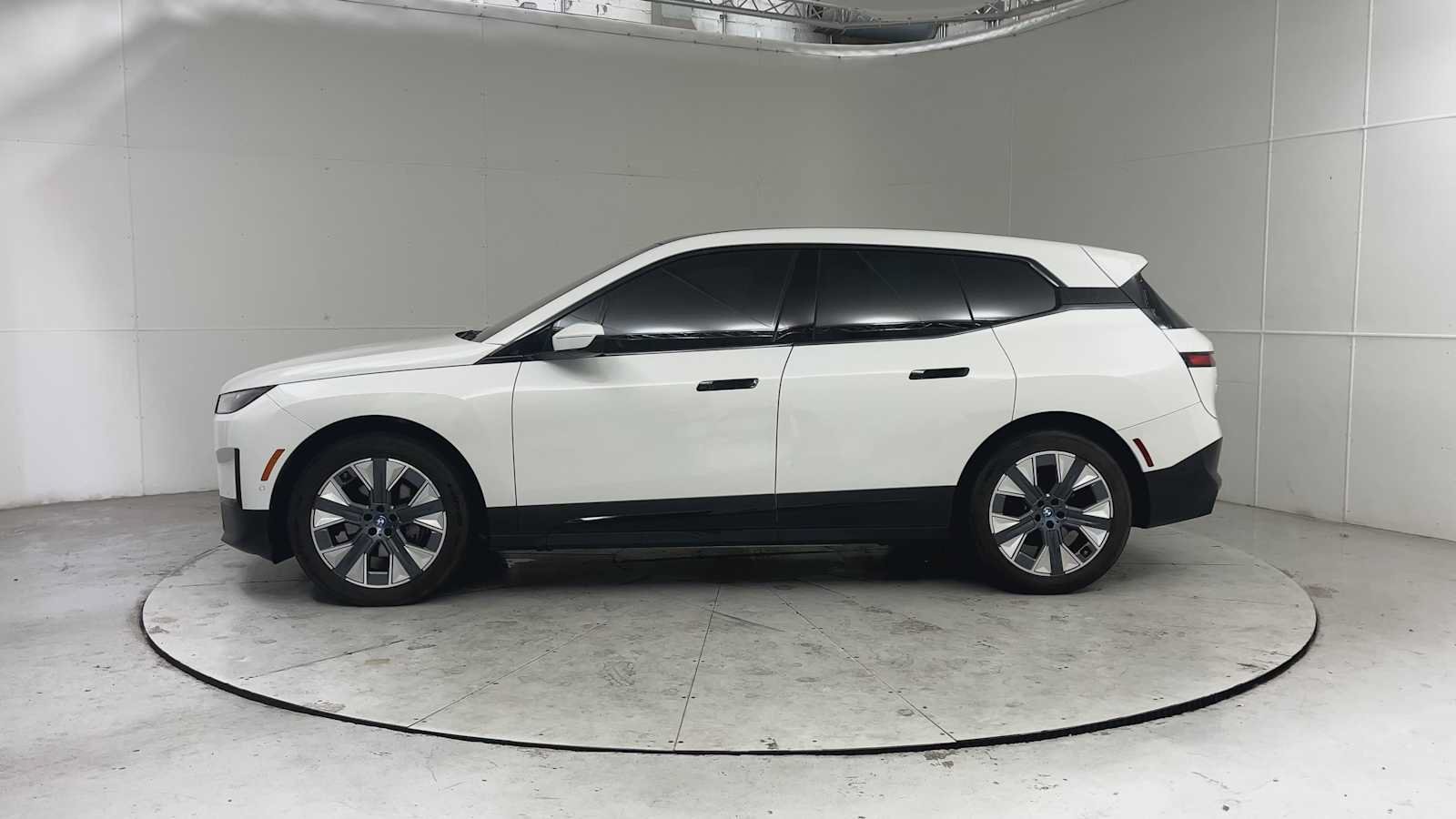 Used 2025 BMW iX xDrive50 AWD/4WD image 5