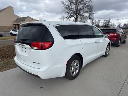 Used 2018 Chrysler Pacifica Touring Plus image 3