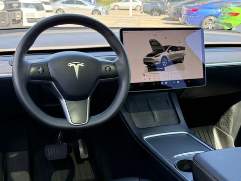 Used 2022 Tesla Model Y Long Range image 36