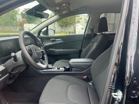 Used 2025 Kia Sportage LX FWD image 2
