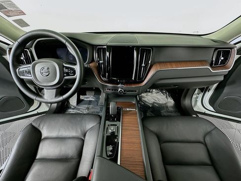 Used 2023 Volvo XC60 B5 Plus image 34