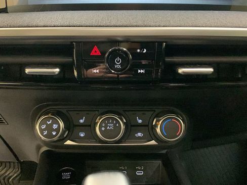 Used 2025 Nissan Kicks SV w/ SV Premium Package image 33