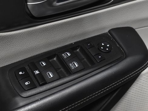 Used 2023 Chrysler Pacifica Touring-L FWD image 11