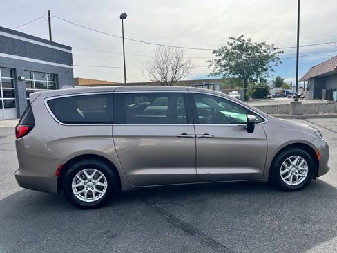Used 2017 Chrysler Pacifica Touring FWD image 8