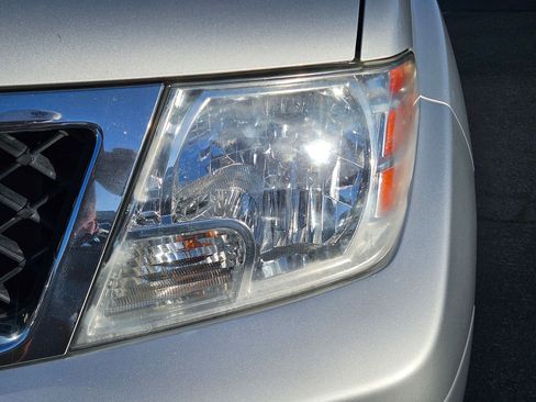 Used 2015 Nissan Frontier SV AWD/4WD image 12