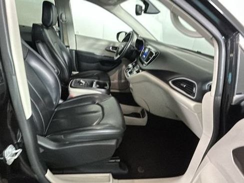 Used 2021 Chrysler Voyager Lxi FWD image 29