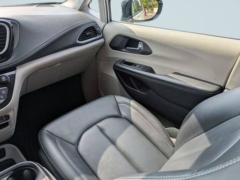 Used 2024 Chrysler Pacifica Limited FWD image 19