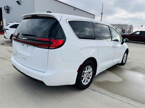 Used 2023 Chrysler Pacifica Touring-L image 39