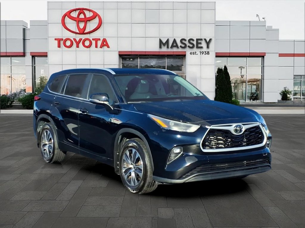 Used 2024 Toyota Highlander XLE FWD image 1