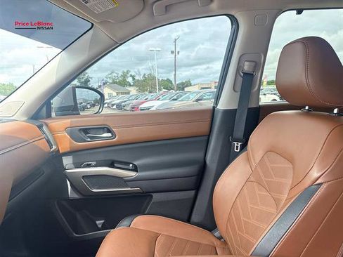 Used 2024 Nissan Pathfinder Platinum w/ Cargo Package FWD image 16