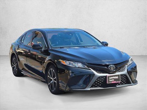 Used 2020 Toyota Camry SE FWD image 3