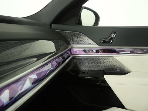 Used 2026 BMW 750e xDrive w/ Executive Package image 25