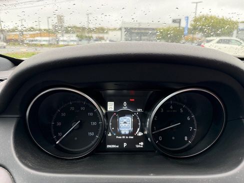 Used 2017 Land Rover Discovery Sport HSE Luxury image 17