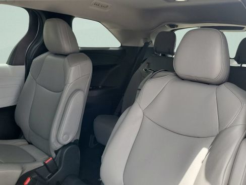 Certified 2026 Toyota Sienna XLE FWD image 10