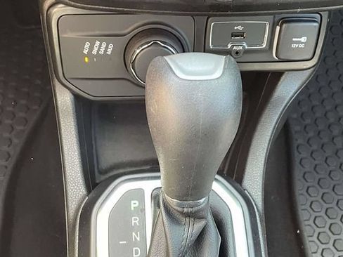 Used 2023 Jeep Renegade Latitude AWD/4WD image 31
