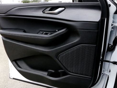 New 2025 Jeep Grand Cherokee L Laredo image 16