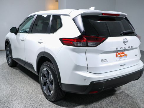 Used 2024 Nissan Rogue SV FWD image 9