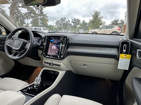 Used 2026 Volvo XC40 B5 Ultra w/ Protection Package Premier image 10