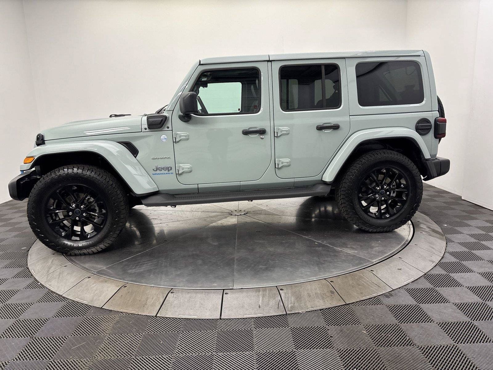 Used 2024 Jeep Wrangler Unlimited Sahara AWD/4WD image 16