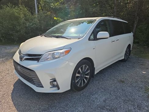 Used 2018 Toyota Sienna XLE w/ XLE Navigation Package AWD/4WD image 3