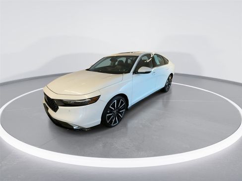 Used 2023 Honda Accord Touring image 2