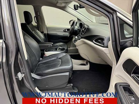 Used 2020 Chrysler Pacifica Touring-L FWD image 21