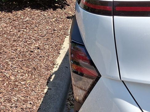 Used 2025 Hyundai Kona SEL FWD image 7