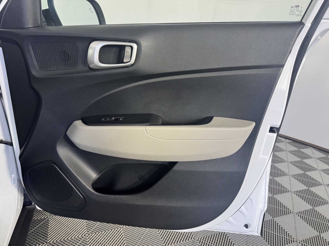 Used 2025 Hyundai Venue SEL FWD image 32