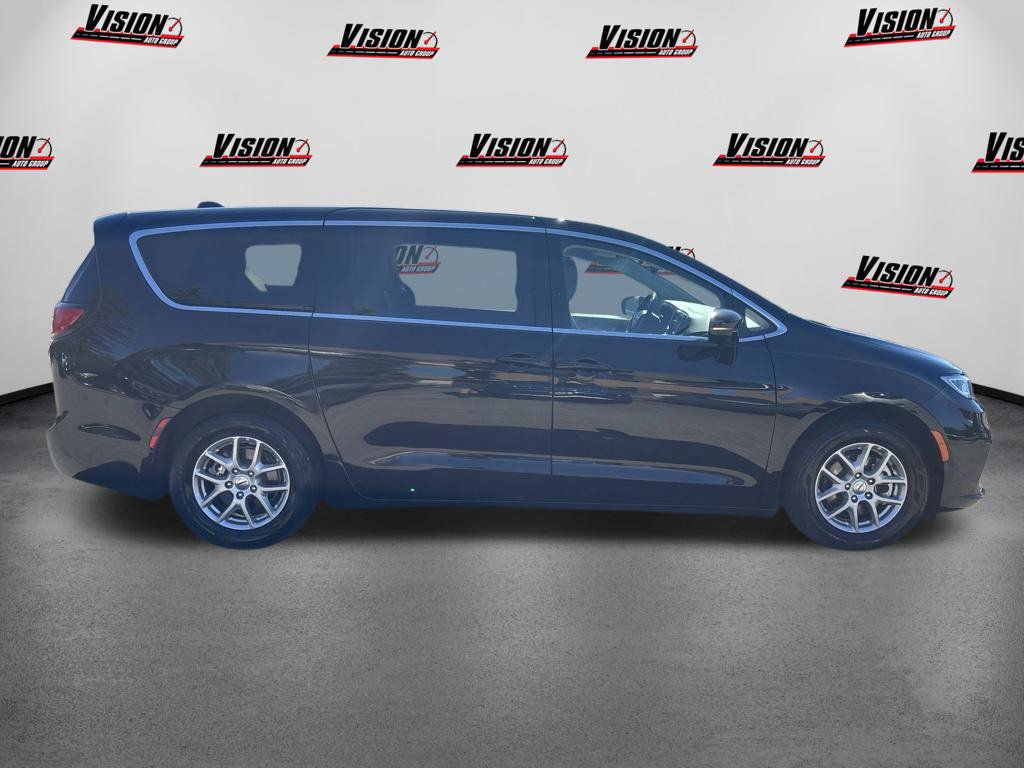 Used 2024 Chrysler Pacifica Touring-L FWD image 4