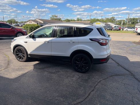 Used 2017 Ford Escape SE w/ SE Sport Appearance Package FWD image 4