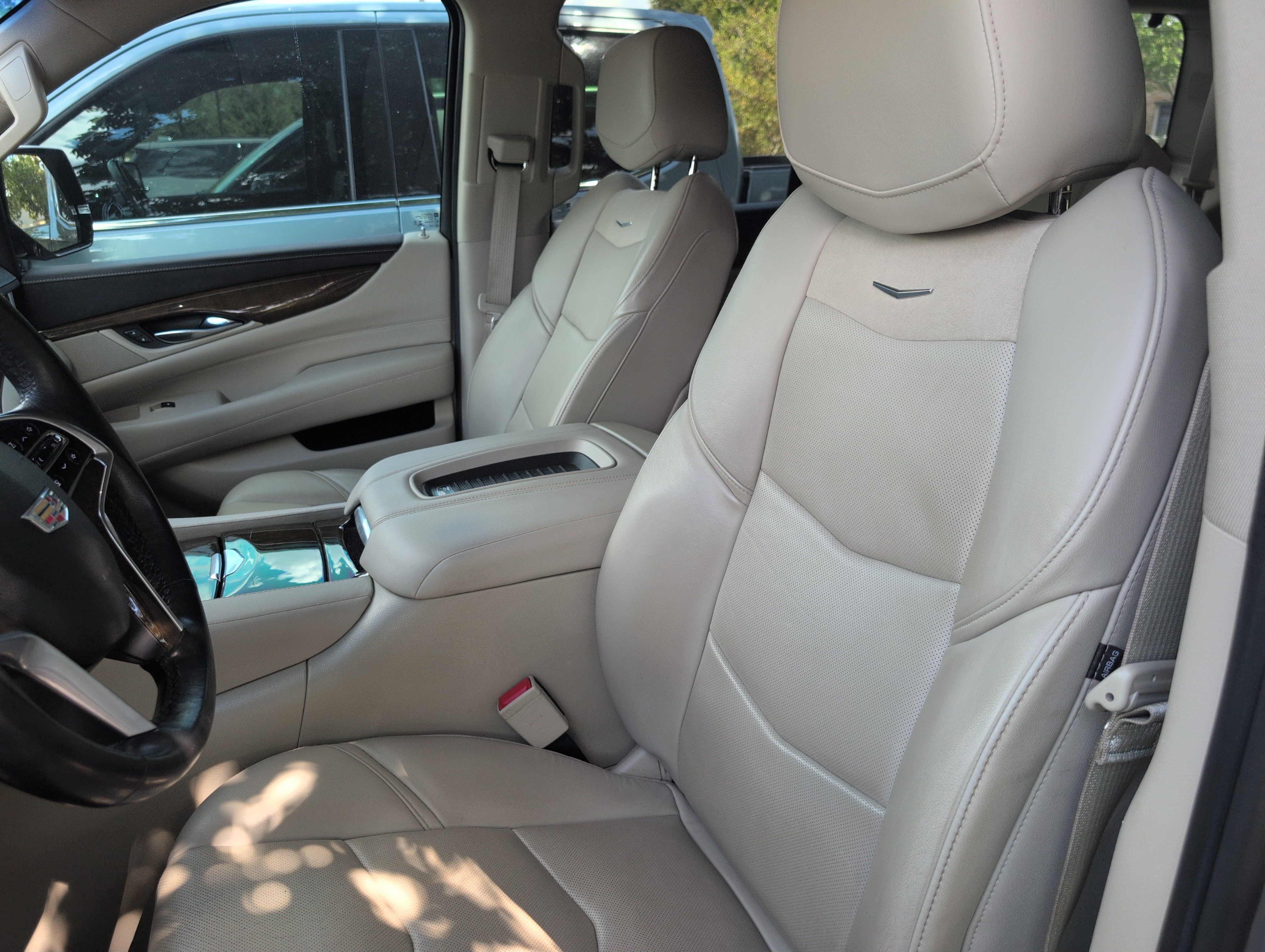 Used 2019 Cadillac Escalade Luxury RWD image 5