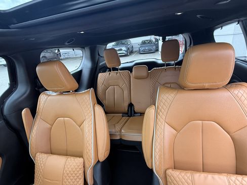 Used 2023 Chrysler Pacifica Pinnacle FWD image 6