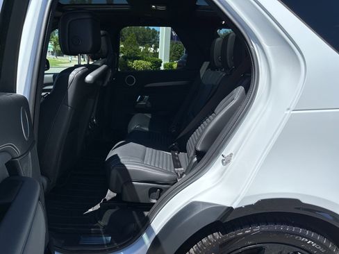 New 2025 Land Rover Discovery Dynamic SE image 5