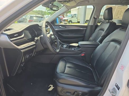 Used 2023 Jeep Grand Cherokee Limited image 17