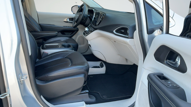 Used 2024 Chrysler Pacifica Touring-L FWD image 23