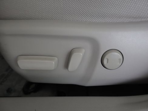 Used 2012 Toyota Camry XLE w/ Convenience Pkg FWD image 13